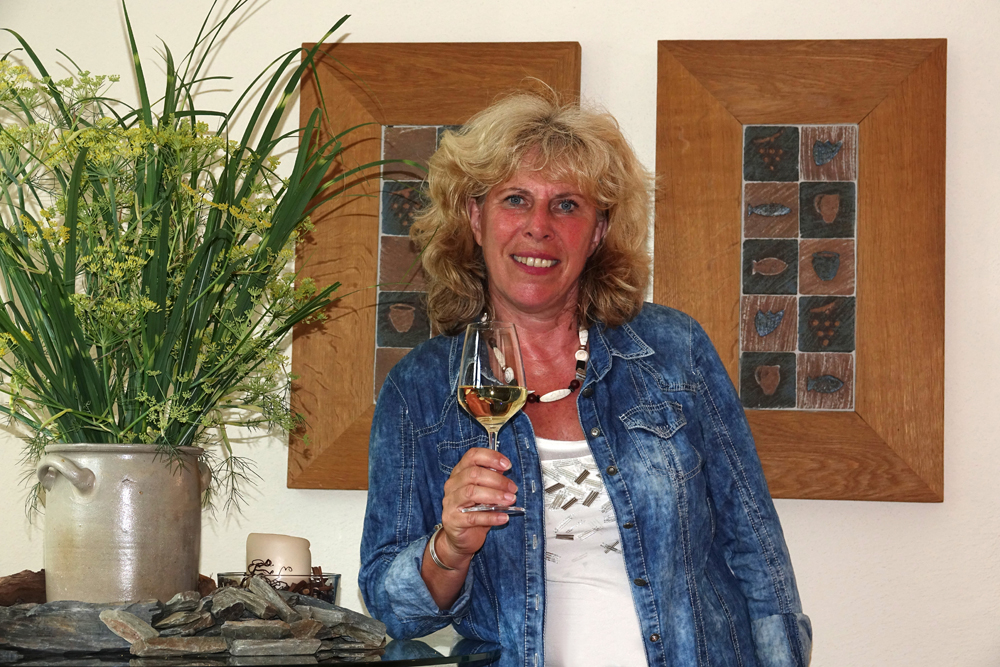 Sybille Kling-Horn, Weinerlebnisführerin Württemberg (LVWO), Anerkannte Beraterin für Deutschen Wein (DWI) und Assistant Sommelière (IHK Koblenz). 